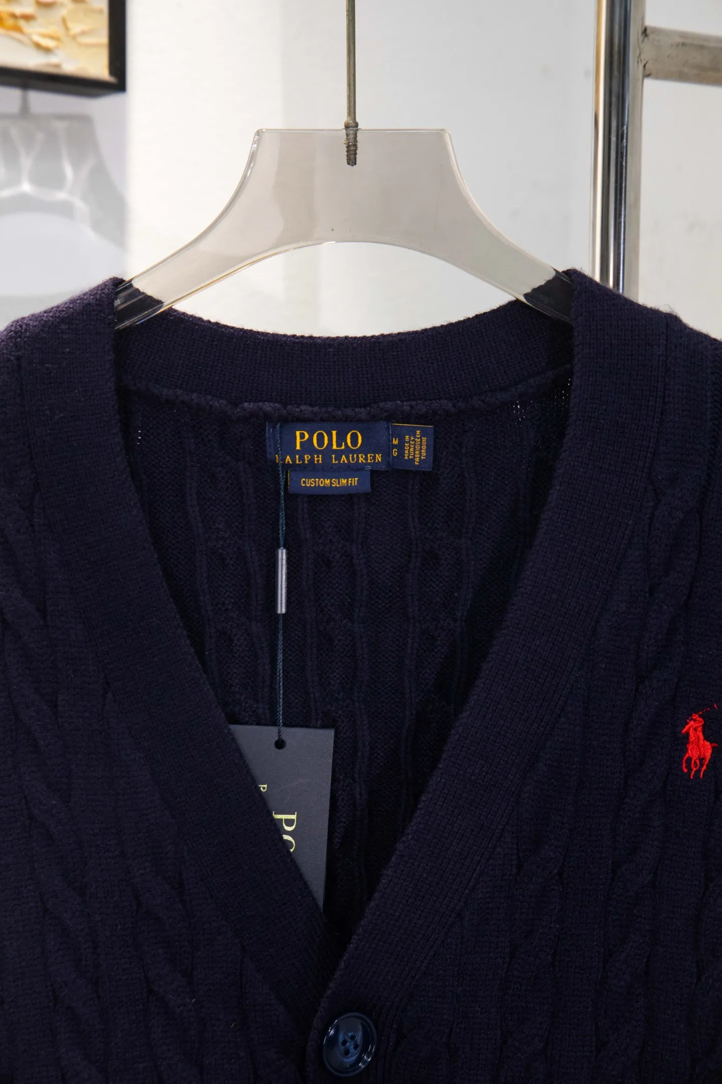 P210 model number: Y198 Ralph Lauren men's cardigan jacket men's hemp flower cardigan. The version is really good-looking. It can be worn alone or as a jacket to be worn inside or outside. The upper body shows personal fashion charm. Four colors are available. Same style for men and women. A must-see item for new summer products. Hang tag. Hanging beads. Washable packaging bag. Full set of accessories. Very good appearance. Super exquisite workmanship. Size: S-XL